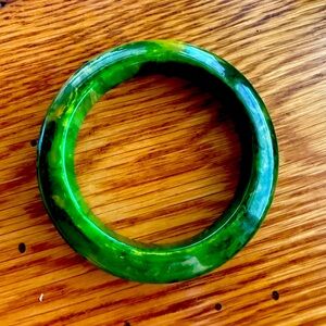 Vintage green marbled “spinach” Bakelite bangle